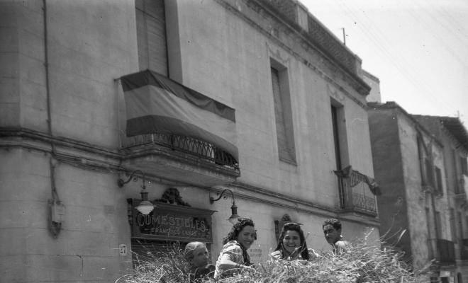 Retrats d'infants al pati del fotògraf.