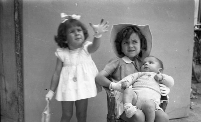 Retrats d'infants al pati del fotògraf.