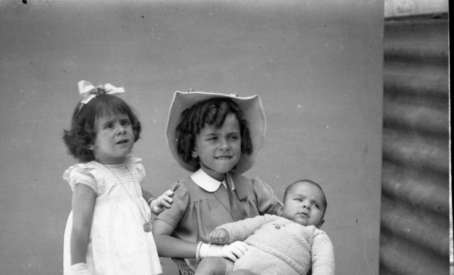 Retrats d'infants al pati del fotògraf.