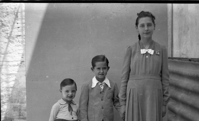 Retrats d'infants al pati del fotògraf.