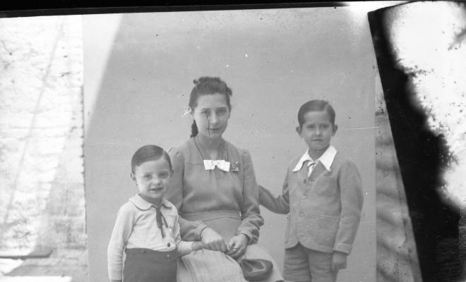 Retrats d'infants al pati del fotògraf.