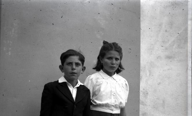 Retrat d'infants al pati del fotògraf.