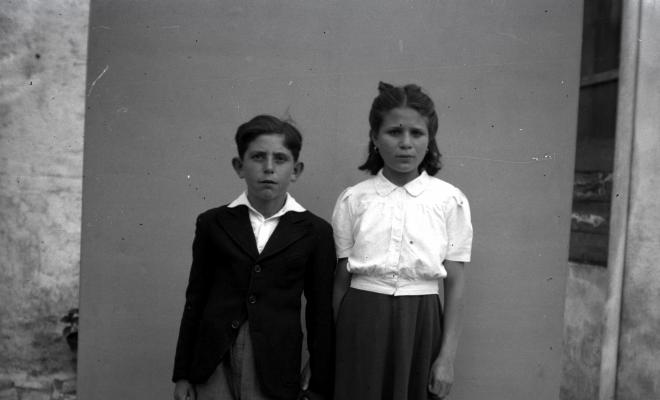 Retrat d'infants al pati del fotògraf.