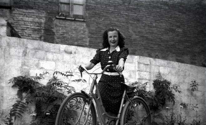 Dona en bicicleta retratada al pati del fotògraf.