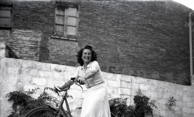 Dona en bicicleta retratada al pati del fotògraf.