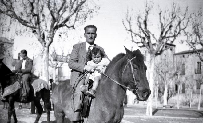 Tres Tombs, retrat d'un home i una nena a cavall, a la plaça d'Octavià.