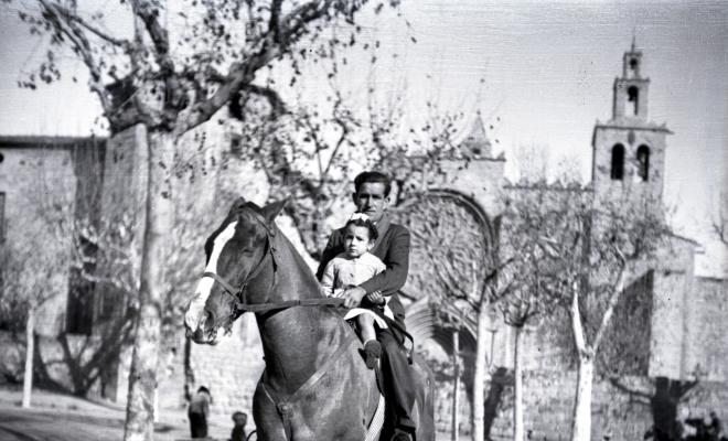 Tres Tombs, retrat d'un home i una nena a cavall, a la plaça d'Octavià.