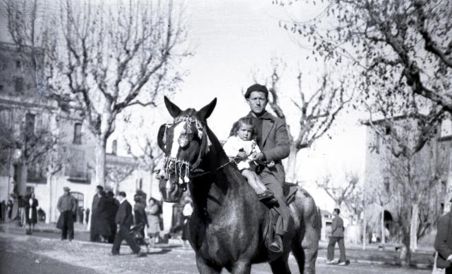 Tres Tombs, retrat d'un home i una nena a cavall, a la plaça d'Octavià.