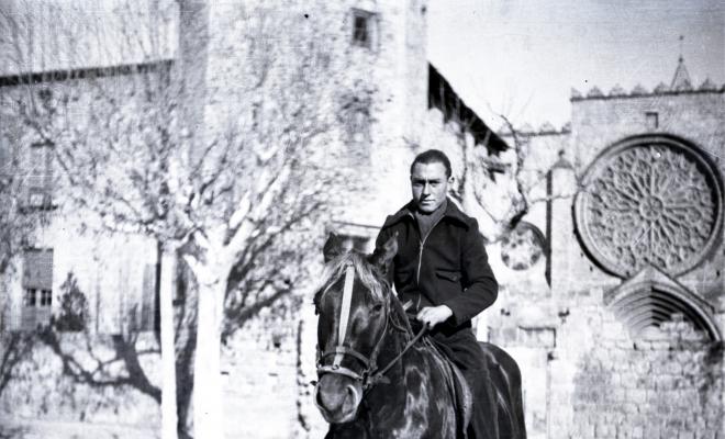 Tres Tombs, retrat d'un home muntant a cavall, a la plaça d'Octavià.