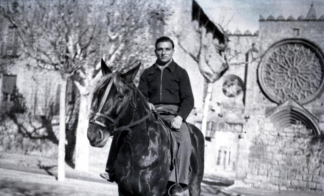 Tres Tombs, retrat de Jaume Campmany Trabal  a cavall, a la plaça d'Octavià.