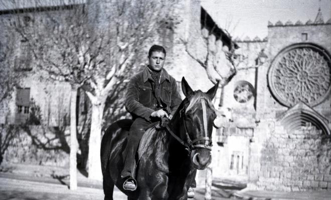 Tres Tombs, retrat d'un home muntant a cavall, a la plaça d'Octavià.