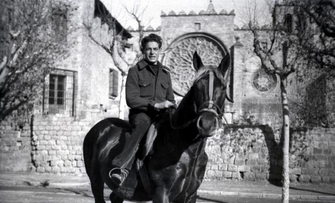 Tres Tombs, retrat d'un home muntant a cavall, a la plaça d'Octavià.