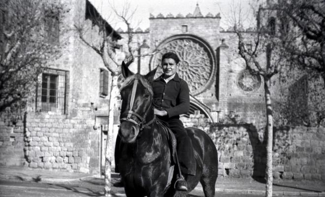 Tres Tombs, retrat d'un home muntant a cavall, a la plaça d'Octavià.