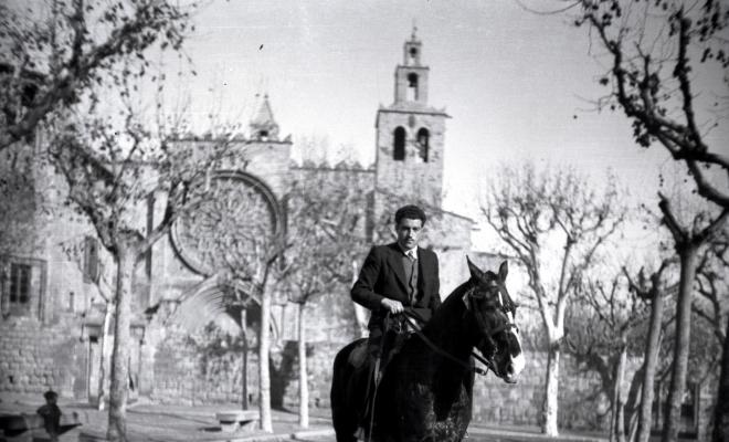 Tres Tombs, retrat de Pere Pahisa Bigas, a la plaça d'Octavià.