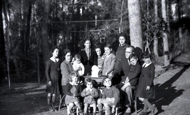 Retrat d'una família al jardí d'un xalet.