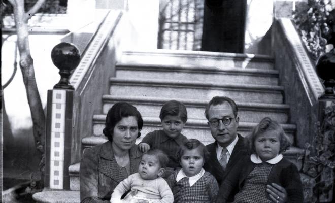 Retrat d'una família al jardí d'un xalet.