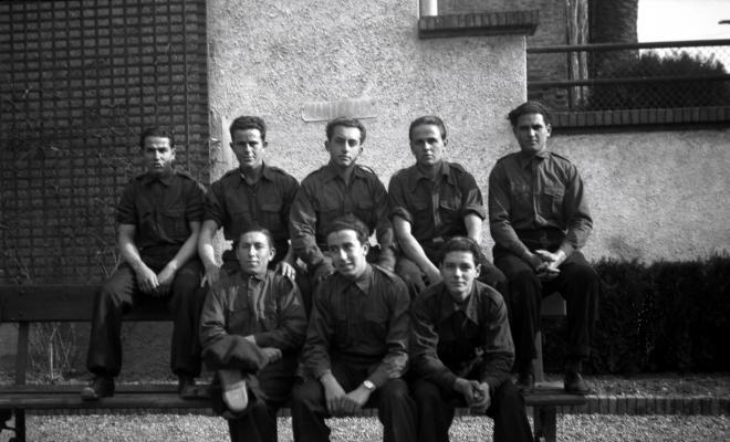 Celebració als Quatre Cantons davant de la seu de la Falange de Sant Cugat del Vallès i desfilada amb banda de músics als Quatre Cantons.