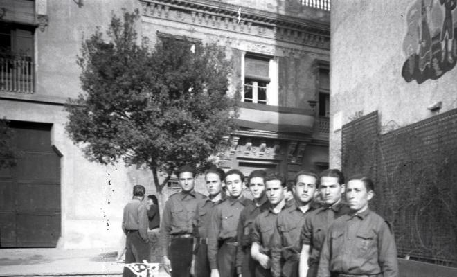 Celebració als Quatre Cantons davant de la seu de la Falange de Sant Cugat del Vallès i desfilada amb banda de músics als Quatre Cantons.