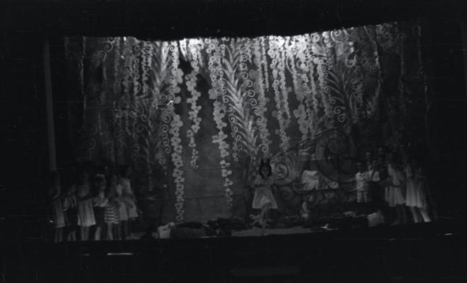Representació infantil al Teatre de la Unió [?].