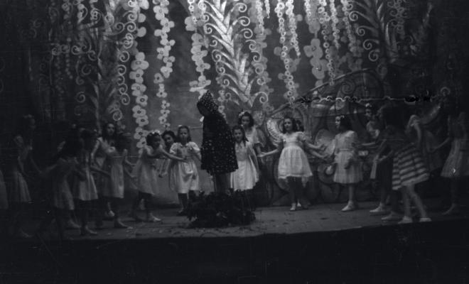 Representació infantil al Teatre de la Unió [?].