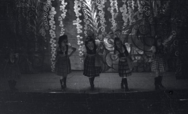 Representació infantil al Teatre de la Unió [?].