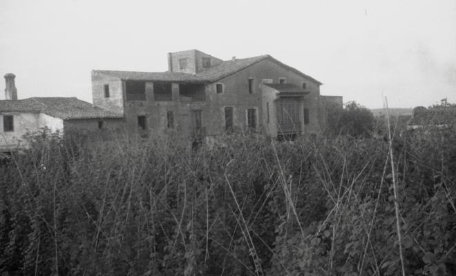 Masia Torreblanca, vistes de l'edifici i dels camps de conreu.