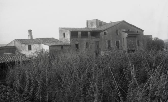 Masia Torreblanca, vistes de l'edifici i dels camps de conreu.