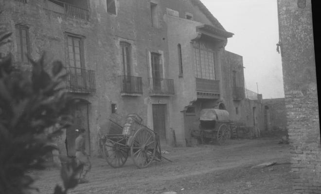 Masia Torreblanca, vistes de l'edifici i dels camps de conreu.