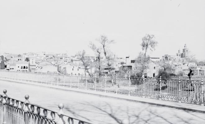 Vistes panoràmiques de Sant Cugat del Vallès des del pont Gros al carrer de Francesc Moragas.