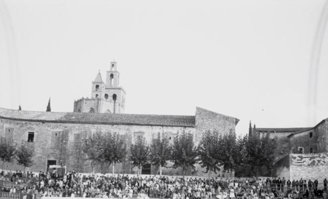 Espectadors a l'antic camp de futbol, ubicat als actuals jardins del Monestir.