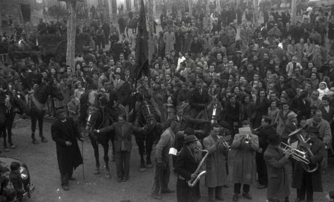 Sant Antoni Abat. Arribada dels banderers, Vicenç Gorchs Trabal (Cal Ferro), Jaume Campmany Trabal i Joan Mata Trabal a la plaça d'Octavià.