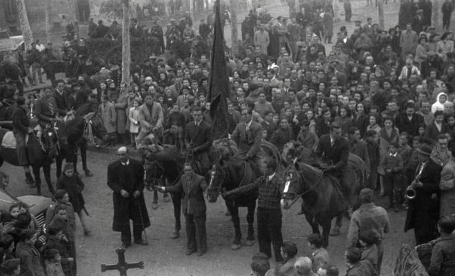 Sant Antoni Abat. Arribada dels banderers, Vicenç Gorchs Trabal (Cal Ferro), Jaume Campmany Trabal i Joan Mata Trabal a la plaça d'Octavià.