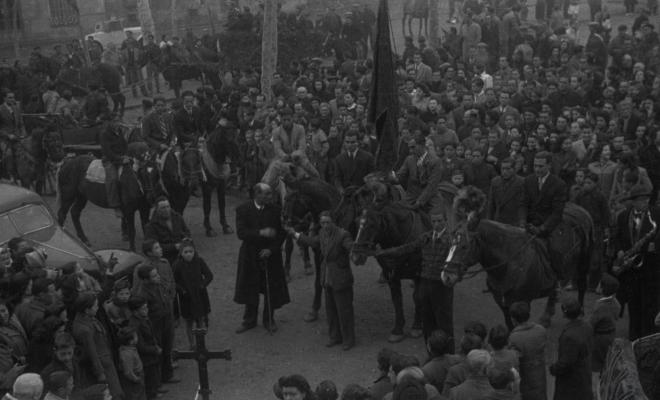 Sant Antoni Abat. Arribada dels banderers, Vicenç Gorchs Trabal (Cal Ferro), Jaume Campmany Trabal i Joan Mata Trabal a la plaça d'Octavià.