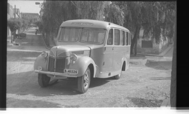 Autobús de la ruta a l'estació de Valldoreix aturat a la plaça del Doctor Galtés.