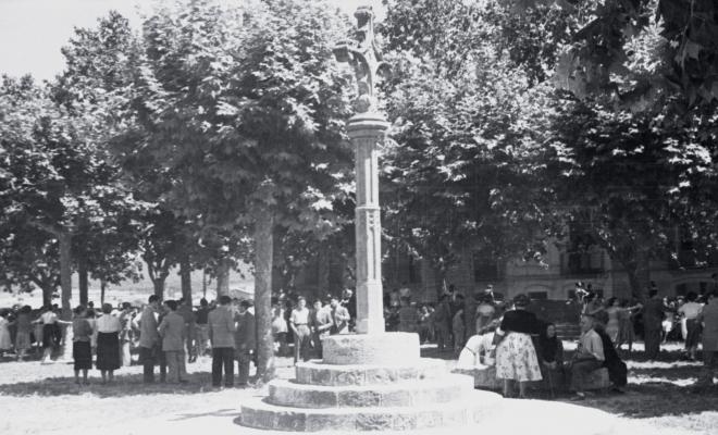 Grups de persones ballant sardanes sota els plataners del monestir, prop de la creu de terme.
