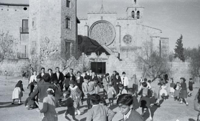 Menuts i grans en actitud festiva a la plaça d'Octavià.