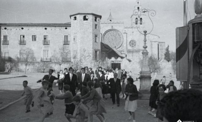 Menuts i grans en actitud festiva a la plaça d'Octavià.
