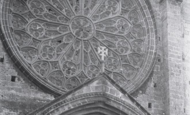 Dues noies davant la porta principal de l'església de Sant Pere d'Octavià.