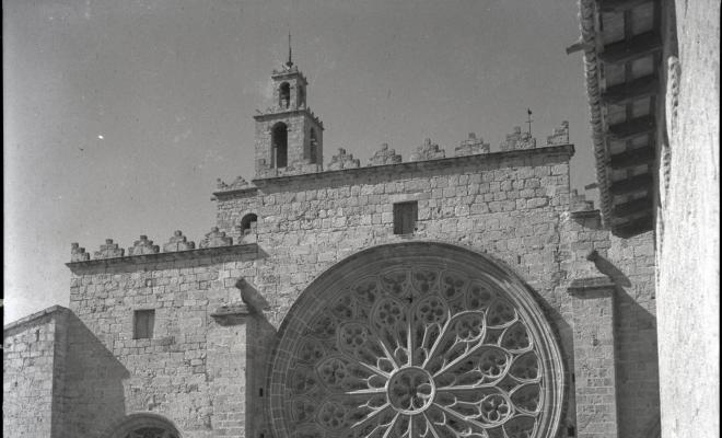 Façana principal de l'església de Sant Pere d'Octavià.