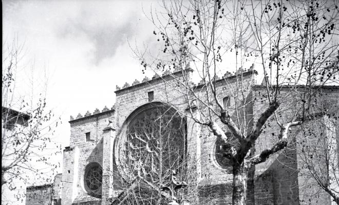 Vista de l'església de Sant Pere d'Octavià i la creu de terme.
