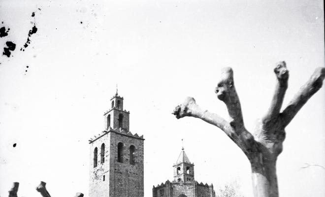 Vista de l'església de Sant Pere d'Octavià des de la muralla del carrer de la Torre.