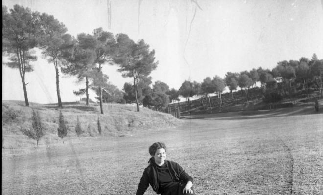 Elisabet Cabanas asseguda a un camp de golf.