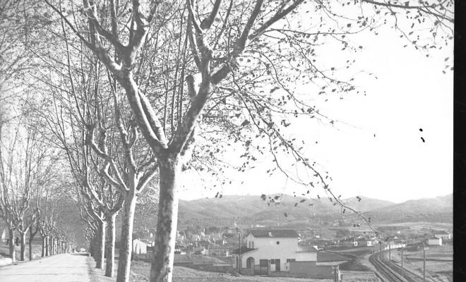 Avinguda Rius i Taulet, a la dreta de la imatge, la via del tren.