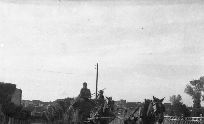 Carro de transport creuant el pont del carrer de Francesc Moragas.