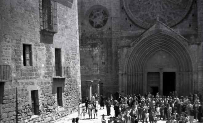Festa Major. Sortida de la Missa Major, en honor de Sant Pere, patró de la ciutat.