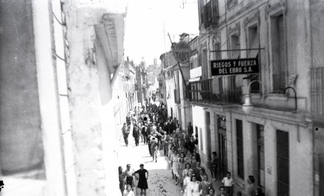 Celebració al Celler amb motiu de la Festa Major. Seguici  de les parelles dels balladors al carrer de Santa Maria.