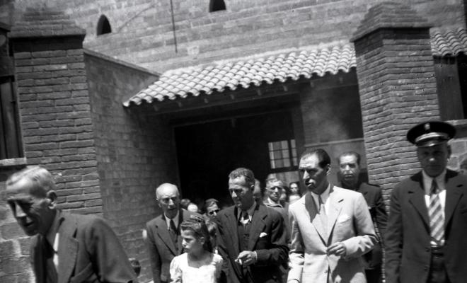 Celebració al Celler amb motiu de la Festa Major, Nicolàs Villar Recio sortint del recinte junt amb altres assistents.