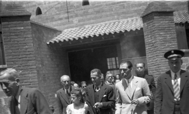 Celebració al Celler amb motiu de la Festa Major, Nicolàs Villar Recio sortint del recinte junt amb altres assistents.