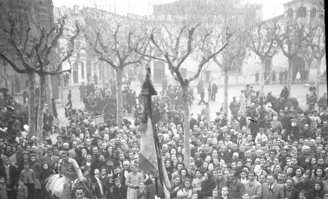 Festa de Sant Antoni Abat. El banderer Claudi Farrés Maria, de cal Perolet i els cordonites Tomàs i Miquel Farrés Pla, a la plaça d'Octavià.