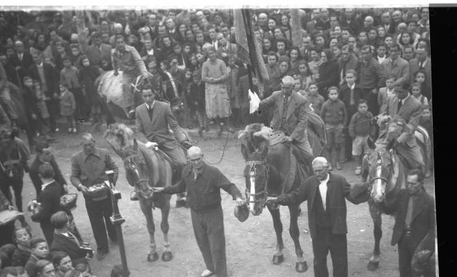 Festa de Sant Antoni Abat. El banderer Claudi Farrés Maria, de cal Perolet i els cordonites Tomàs i Miquel Farrés Pla, a la plaça d'Octavià.